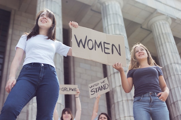 Porträt von jungen frauen, die für gleiche rechte marschieren