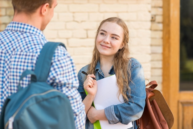 Kostenloses Foto porträt von mädchen und jungen vor der schule