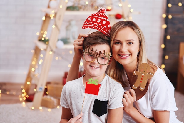 Porträt von Mutter und Sohn mit Weihnachtsmaske