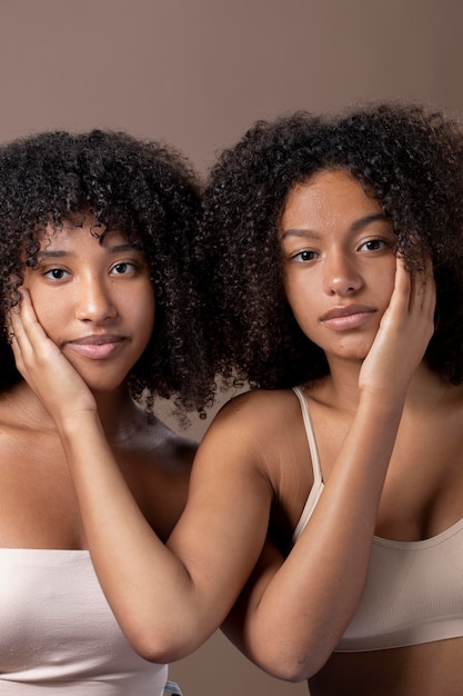 Kostenloses Foto porträt von schönen schwarzen frauen, die zusammen posieren