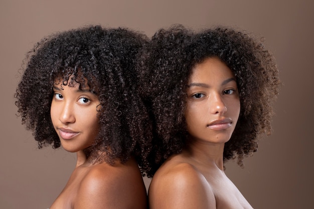 Porträt von schönen schwarzen Frauen, die zusammen posieren