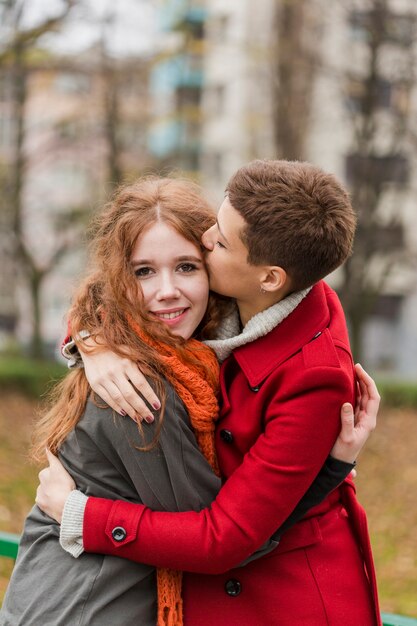 Porträt von süßen jungen Frauen zusammen