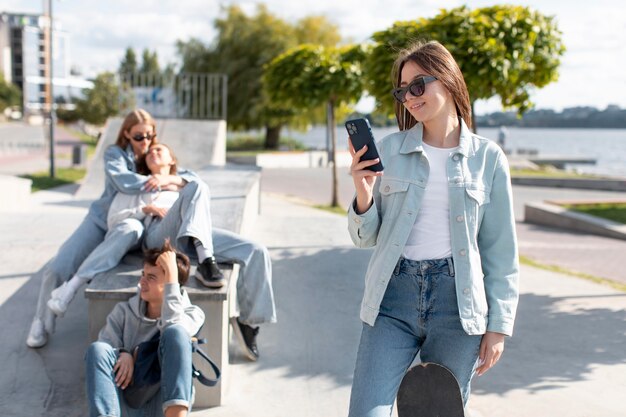 Porträt von Teenager-Mädchen neben ihren Freunden