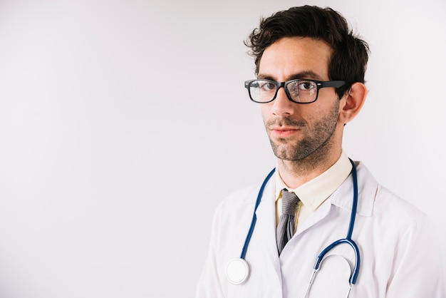 Porträt von tragenden Brillen eines jungen männlichen Doktors