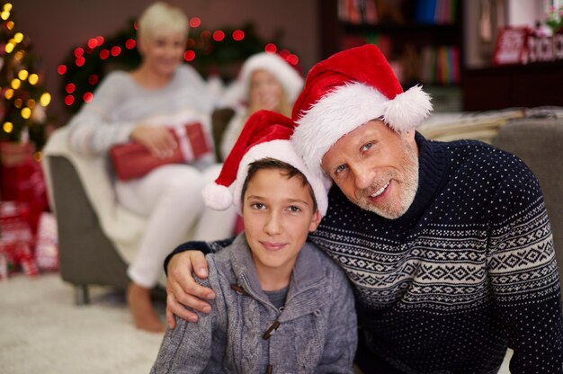 Porträt von Vater und Sohn in Weihnachtsmützen