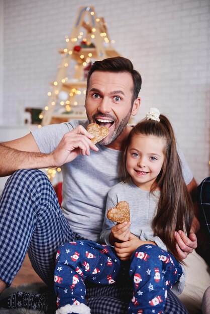 Porträt von Vater und Tochter, die Lebkuchen essen