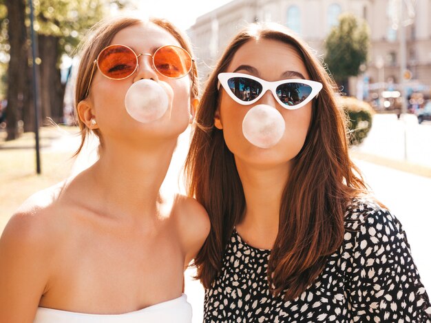 Porträt von zwei jungen schönen lächelnden Hippie-Mädchen in der modischen Sommerkleidung