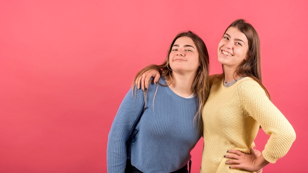 Porträt von zwei Mädchen auf rotem Hintergrund