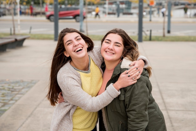 Porträt von zwei Mädchen in der städtischen Umwelt, die Spaß hat