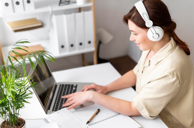 Porträtfrau bei der Arbeit, die Videoanruf auf Laptop hat