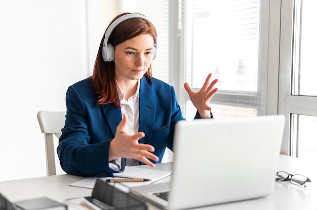 Porträtfrau bei der Arbeit, die Videoanruf hat