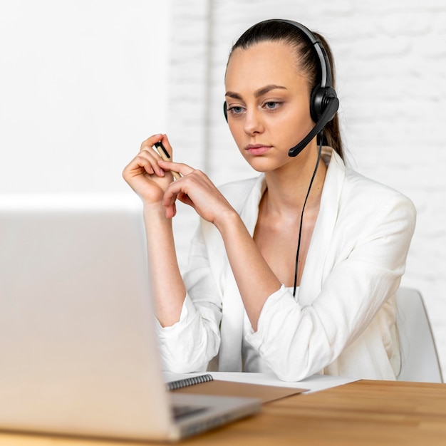 Porträtfrau bei der Arbeit mit Videoanruf