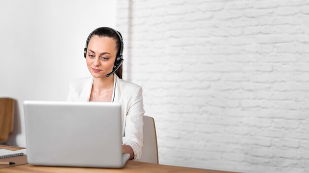 Porträtfrau bei der Arbeit mit Videoanruf