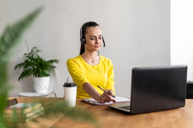 Porträtfrau bei der arbeit mit videoanruf