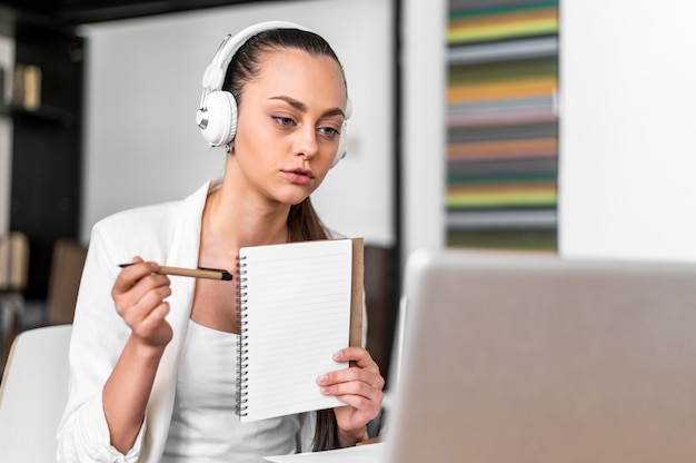 Kostenloses Foto porträtfrau bei der arbeit mit videoanruf