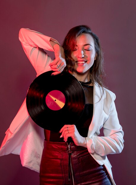 Porträtfrau, die mit Vinyl tanzt