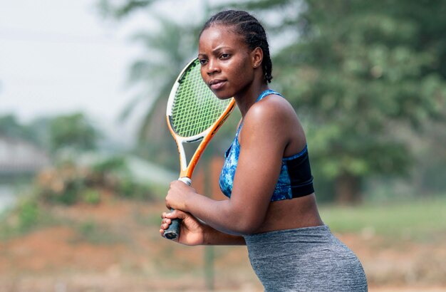 Porträtfrau, die Tennis spielt