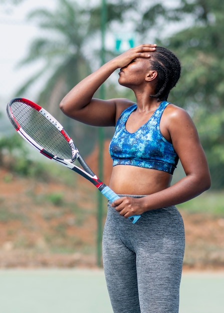 Kostenloses Foto porträtfrau, die tennis spielt