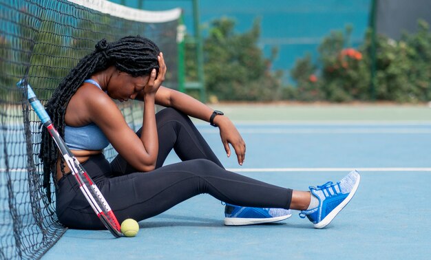 Porträtfrau, die Tennis spielt