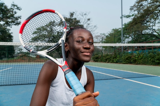 Porträtfrau, die Tennis spielt