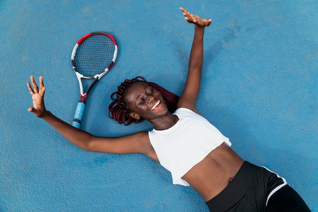 Kostenloses Foto porträtfrau, die tennis spielt