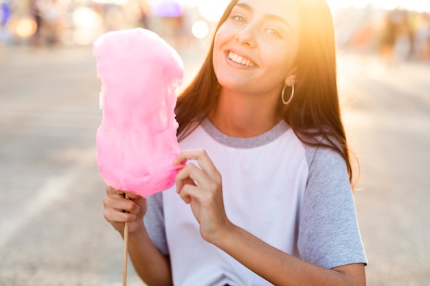 Porträtfrau, die Zuckerwatte hält