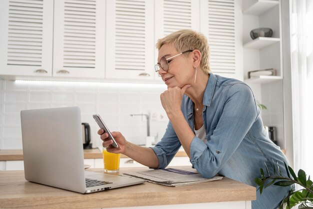 Porträtfrau mit Laptop arbeiten