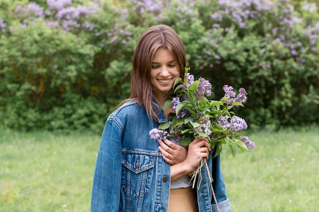 Porträtfrau mit lila Blumenstrauß