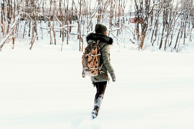 Porträtfrau mit Rucksack am Wintertag