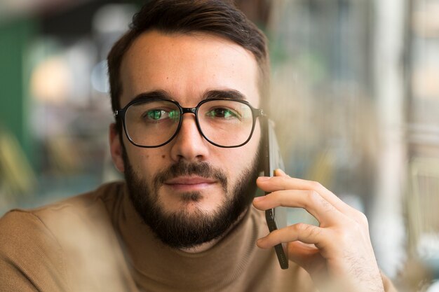 Porträtgeschäftsmann, der über Telefon spricht