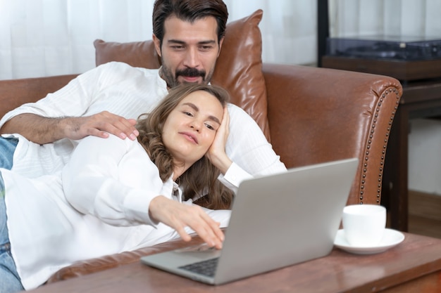 Porträtgeschäftsmann und Geschäftsfrau, die den Computer-Laptop zu Hause Büro verwenden