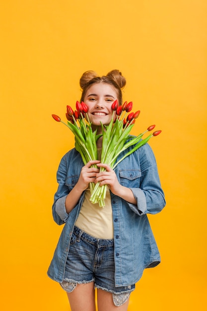 Kostenloses Foto porträtmädchen mit blumen