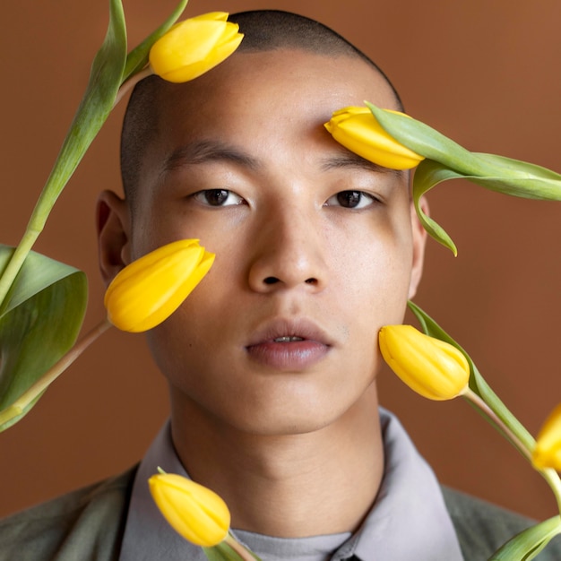 Porträtmann, der mit Blumen aufwirft