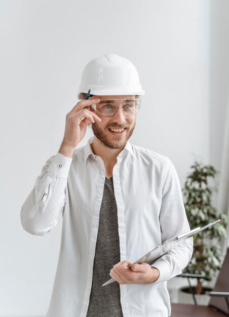 Porträtmann mit Helm im Büro