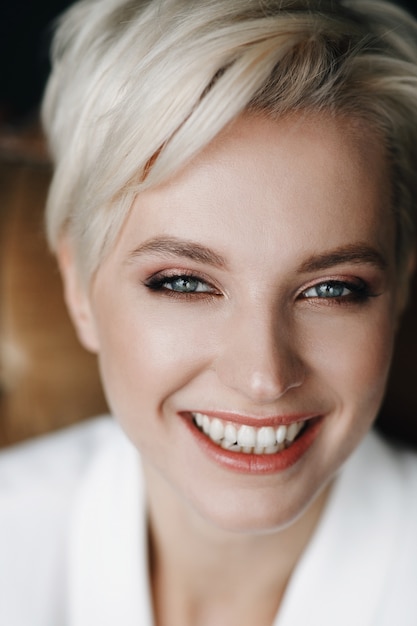 Kostenloses Foto portrait der beauitful blonden frau mit dem kurzen haar und den tiefen blauen augen