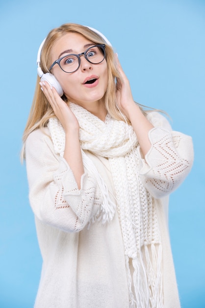 Portrait der frau hörend musik