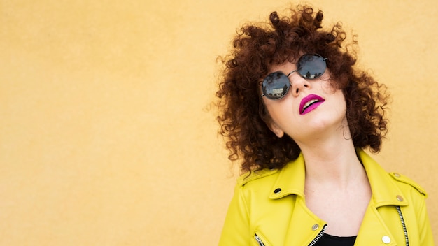 Portrait der Frau mit dem lockigen Haar