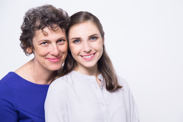 Portrait der glücklichen älteren Frau und junge Tochter