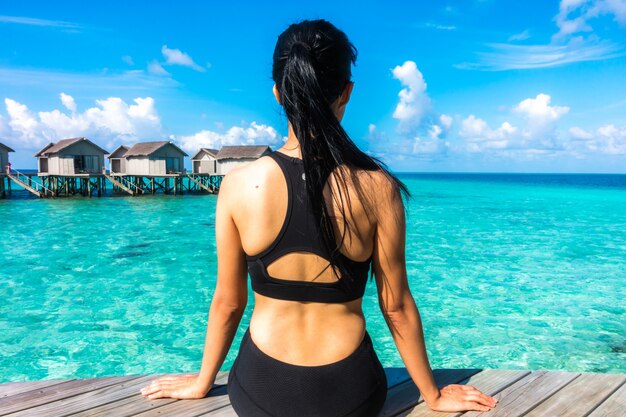 Portrait der glücklichen jungen Frau auf schöne Wasser-Villa auf Malediven Insel. Reisen und Urlaub. Außenaufnahme