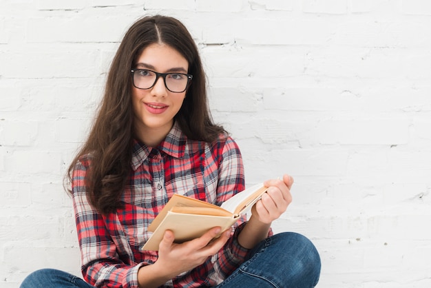 Kostenloses Foto portrait der jugendlichen mit buch