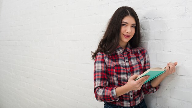 Portrait der Jugendlichen mit Buch