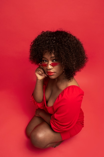 Kostenloses Foto portrait der jungen schönen frau mit rotem kleid