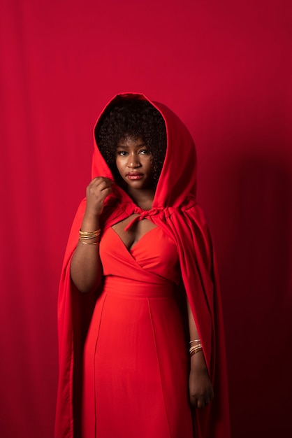 Portrait der jungen schönen Frau mit rotem Kleid