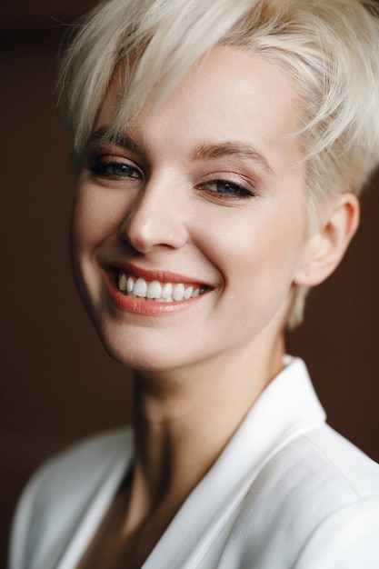 Kostenloses Foto portrait der lächelnden reizend frau mit tiefen blauen augen