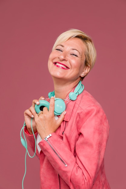 Portrait der mittleren gealterten Frau mit Kopfhörern