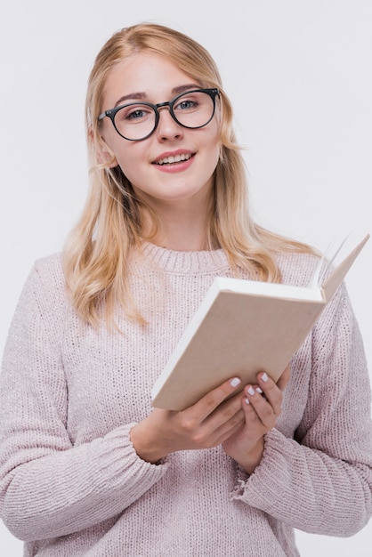 Portrait der schönen Frau mit Brillen