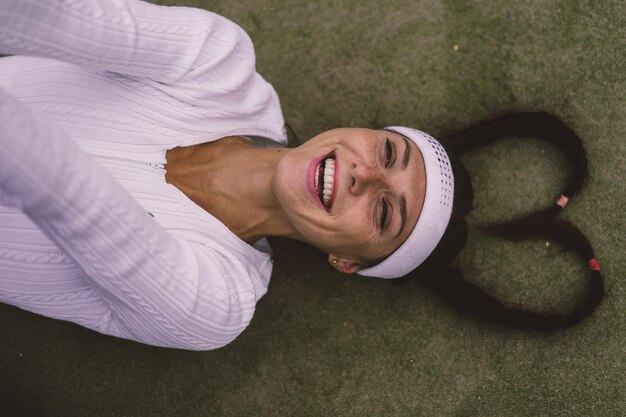 Portrait der schönen Frau Tennis im Freien spielend