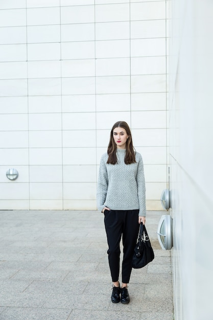 Portrait der schönen jungen Frau posiert auf der Straße.