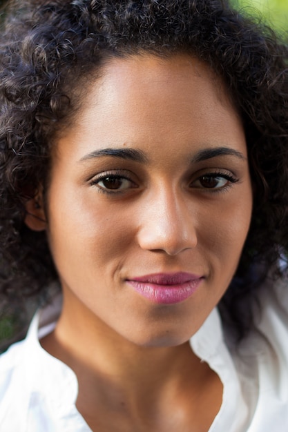 Portrait der schwarzen Frau mit dem lockigen Haare
