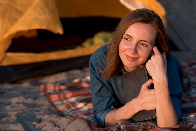 Portrait der träumerischen Frauenniederlegung